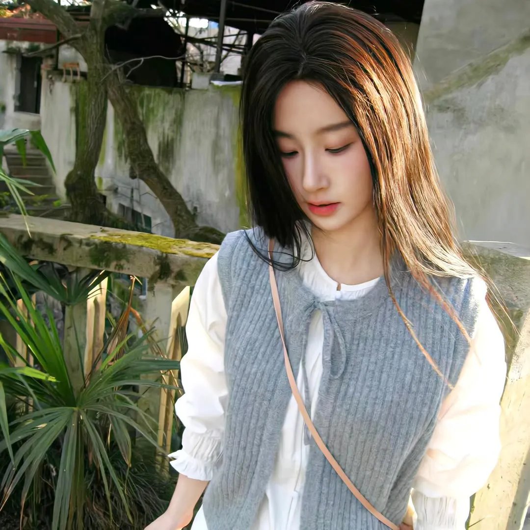 情薄似流云，红颜洽春风